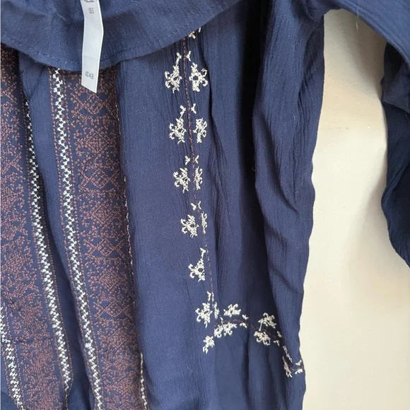 NWT American Eagle Embroidered Off the Shoulder Top Size Small - Picture 2 of 8